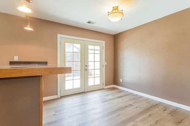Foto del edificio - PURE Property Management Presents: Delightful 4 Bed 2 Bath Near Pioneer Park
