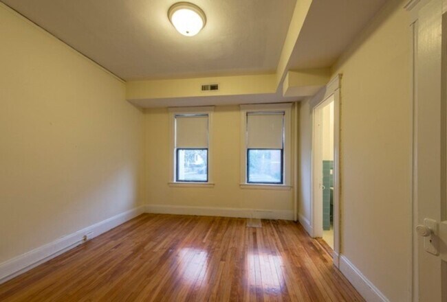 Foto del edificio - No Brokers Fee, Large 4 Bedroom 2 Full Bath in Brookline. Walk to BU. Porch, Laundry on a Site, P...