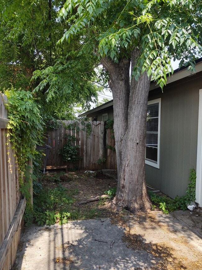Building Photo - 624 Mill St