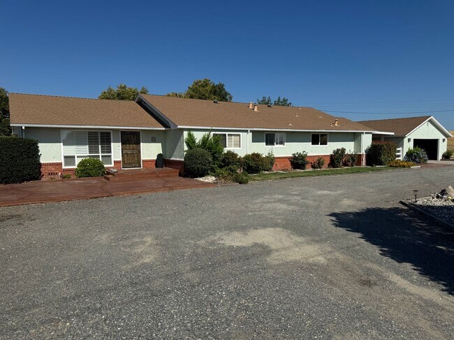 Building Photo - Beautiful 3 Bed / 2 Bath  on 1.8 Acres Ple...