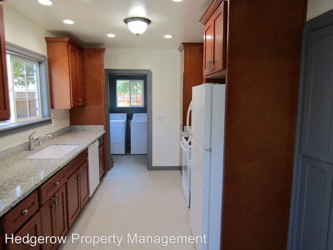 Building Photo - 2660 Pine St