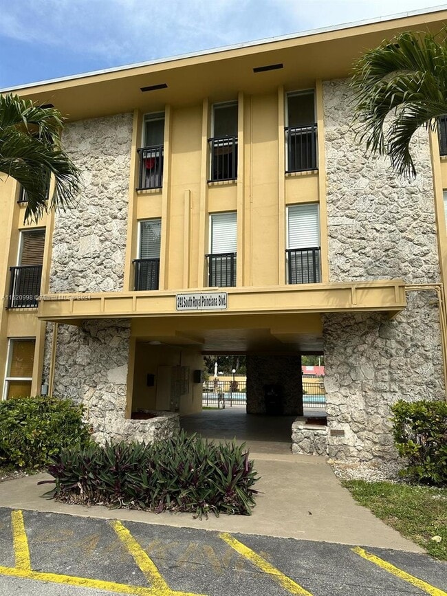 Building Photo - 241 S Royal Poinciana Blvd