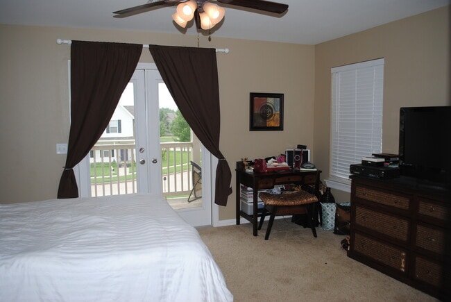 Building Photo - Three Bed / Three Bath with Fenced Yard an...