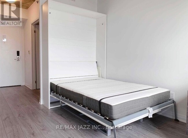 Photo du bâtiment - 1900 Simcoe St N