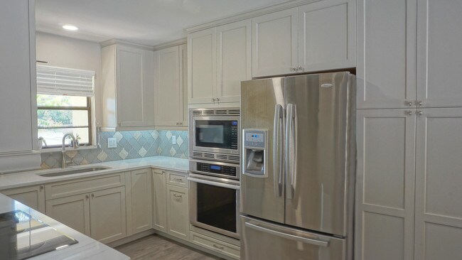 Building Photo - 930 SE Weir Street  Stuart FL 34994
