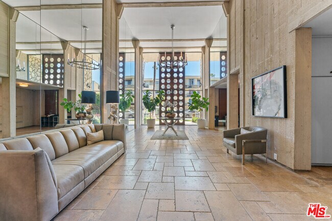 Foto del edificio - 809 S Bundy Dr