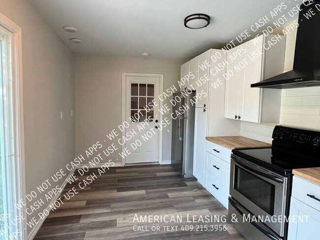 Building Photo - 695 Peyton-