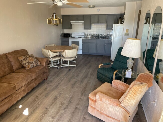 Foto del edificio - 1/1 Furnished with Lake View & Utilities in Tahitian Gardens a 55+ Community.