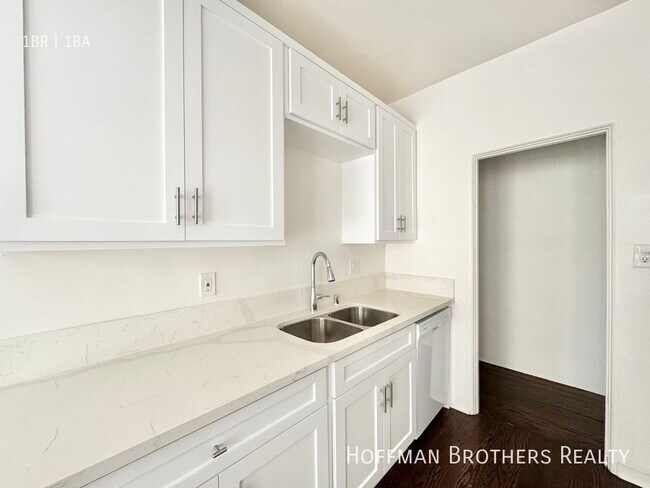 Building Photo - 9932 Robbins Dr