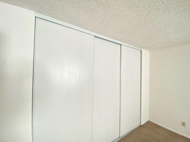 Building Photo - 1 Bedroom Condo in Pacific Beach.