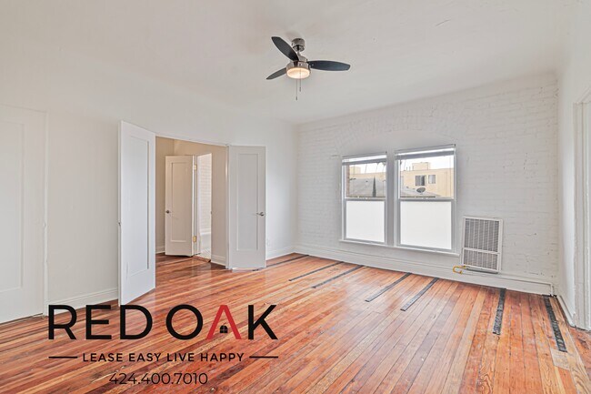 Foto del edificio - NOW PRE-LEASING! Charming Studio with Tons...