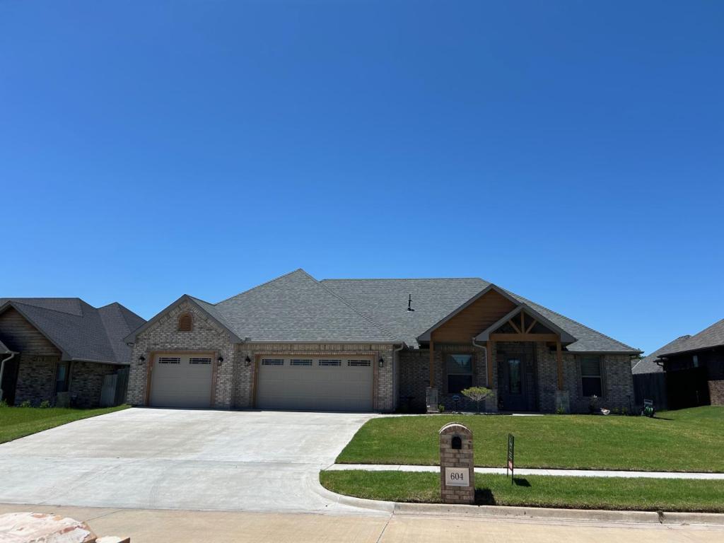 Foto principal - 604 NW Newgate Dr