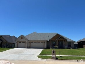 Building Photo - 604 NW Newgate Dr