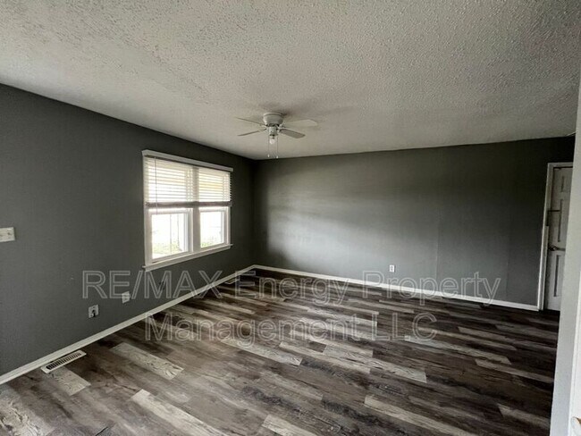 Building Photo - 302 E Mid-America Blvd