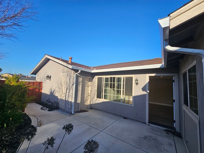 Building Photo - Beautifully Remodeled 3 Bedroom Home in Un...