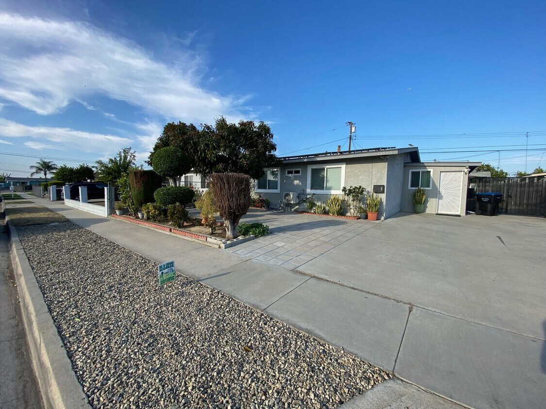 Foto principal - Remodeled 4 Bedroom Norwalk House For Rent...