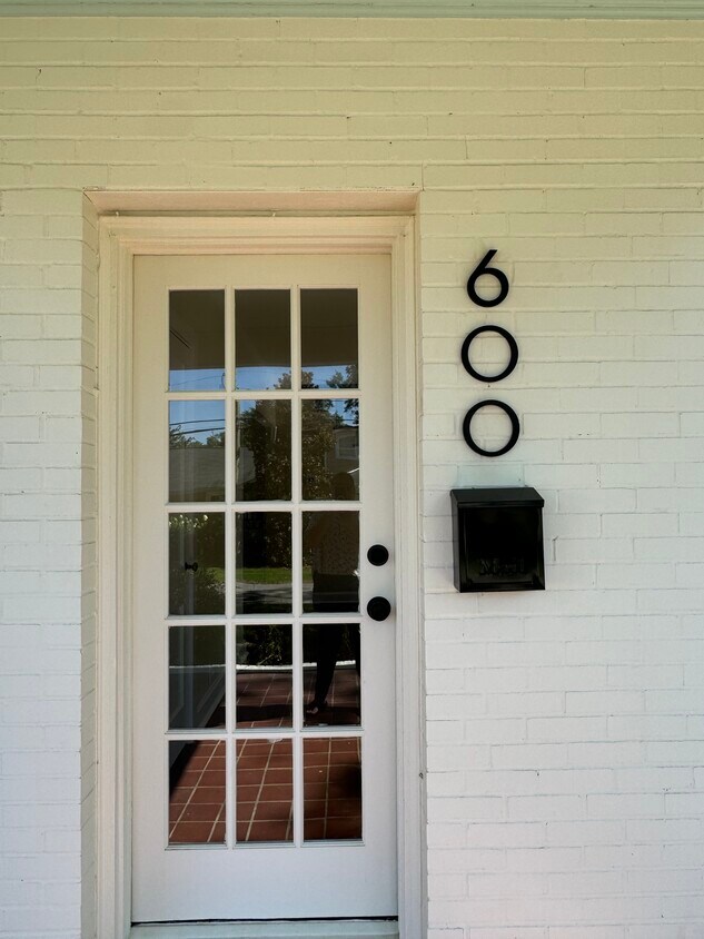 Foto principal - 600 14th St W