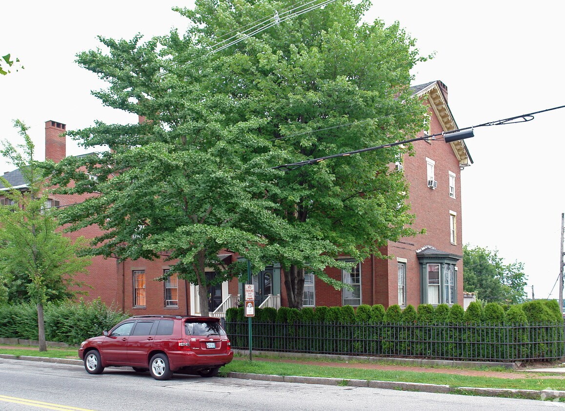 Building Photo - 206-208 Danforth St