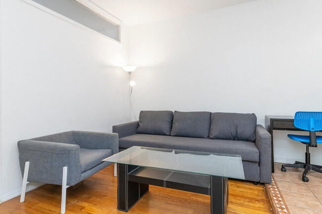 Building Photo - 250 E 82nd St