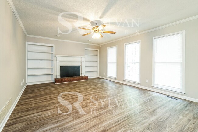 Foto del edificio - The living is easy in this 4 bedroom, 2.5 ...