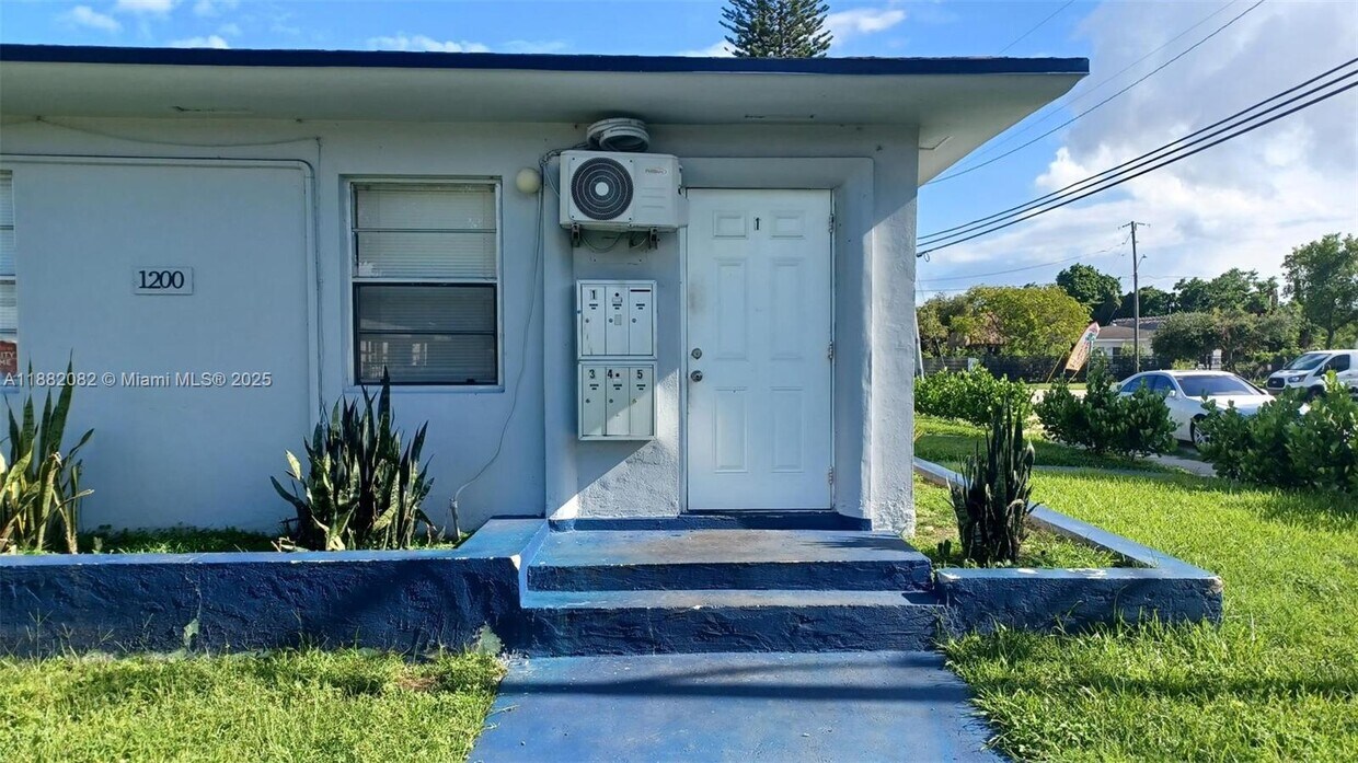 Foto principal - 1200 NE 110th St