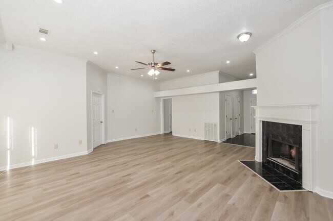 Foto del edificio - 6650 Spencer Forest Cove E