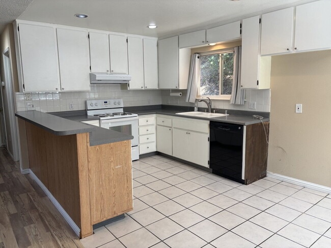 Building Photo - Darling 2-bed home with private lot nestled at end of cul-de-sac!