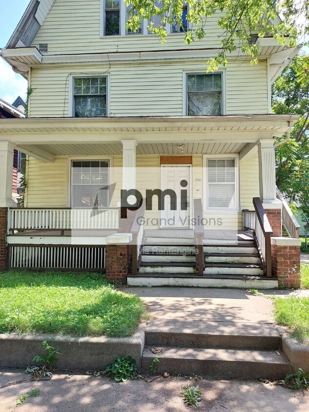 Primary Photo - 250 N College St