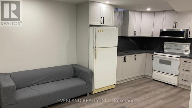 Building Photo - 10 Damian Dr