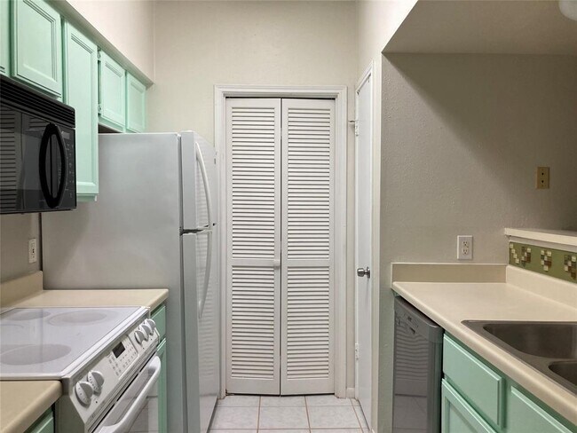 Foto del edificio - 6500 Harbor Town Dr