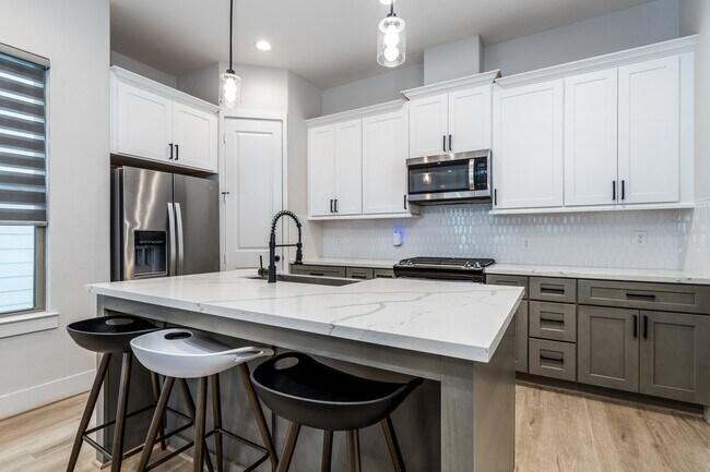 Foto del edificio - 5355 Creekmont Oaks Ln