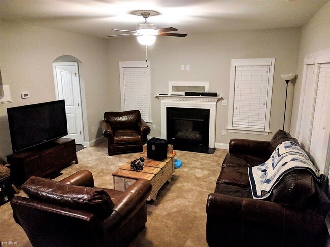 Building Photo - 4 br, 2.5 bath House - Grays Creek