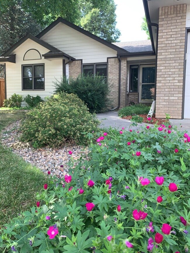 Foto del edificio - West-Side Gem! Sprawling Single-Family Home w/ Finished Basement