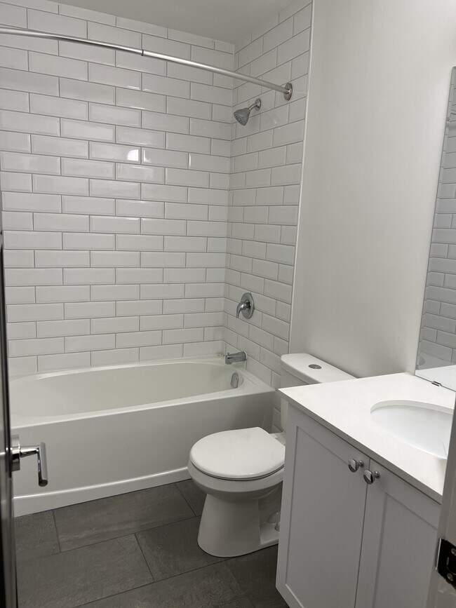 Photo du bâtiment - Newly renovated 2 bedroom 1 bath townhouse.