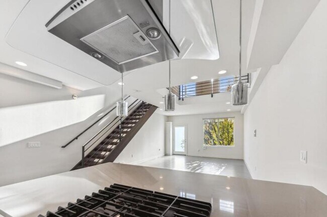 Building Photo - 2 bedroom in Seattle WA 98102