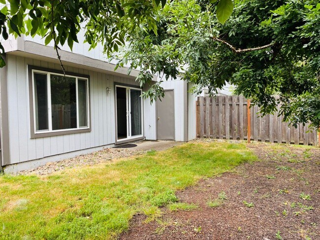 Building Photo - 933-937 NW Sequoia Ave