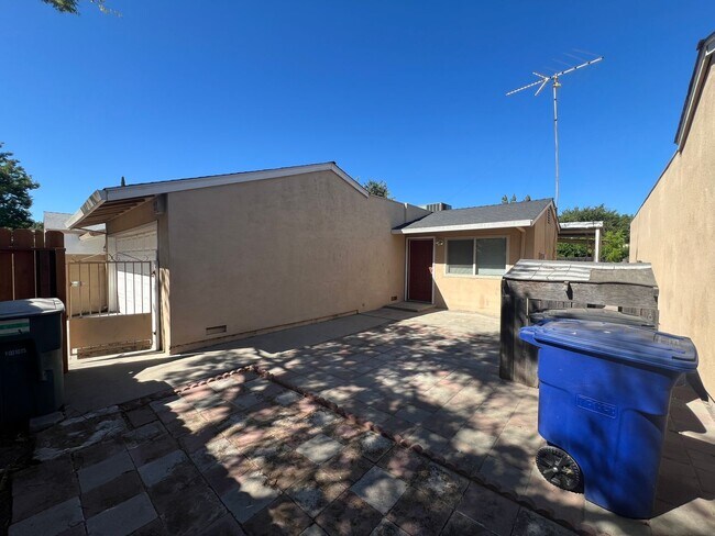 Building Photo - Single story 3 bedroom with two car garage!