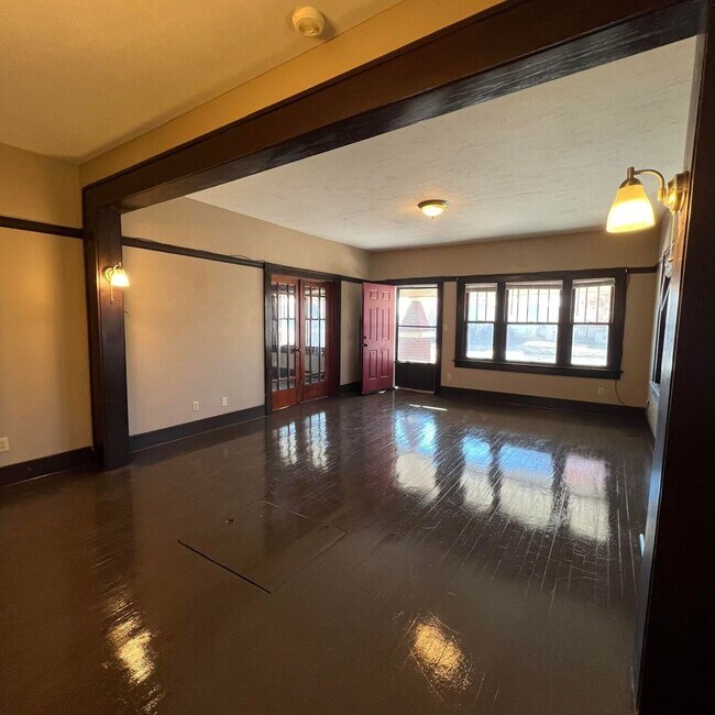 Building Photo - Hardwood floors throughout!