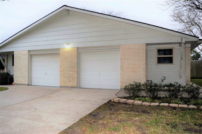 Building Photo - 1505 Silverpines Rd