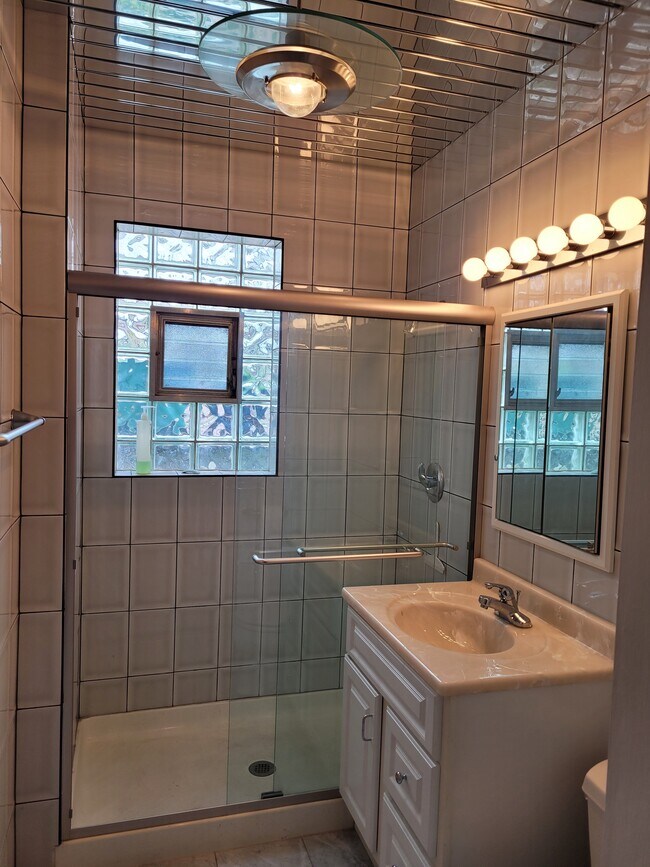 Building Photo - 6212 N Fairfield Ave