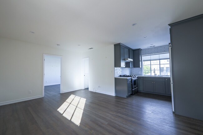 Foto del edificio - 135 South La Brea Avenue, Unit 1
