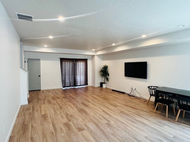 Foto del edificio - Beautiful new construction, modern townhom...
