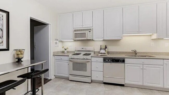 Foto del edificio - 4100 Cathedral Ave NW