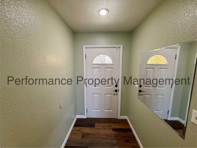 Foto del edificio - Updated 3 Bed/2 Bath Taft Home w/ Pool, Solar & $0 Deposit Option