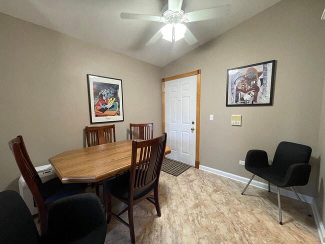 Building Photo - 551 Leah Ln