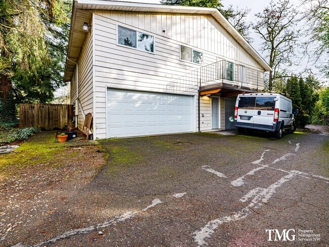 Foto del edificio - Charming 2BR Condo with a Garage in the Highly Desired McGillivray Neighborhood!