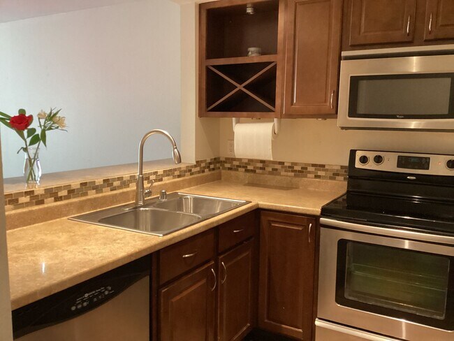 Foto del edificio - Charming Edmonds Condo with Two Garages an...