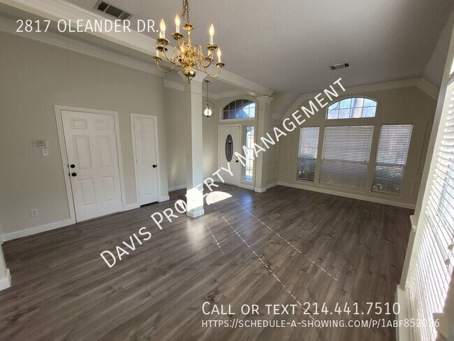 Building Photo - 2817 Oleander Dr