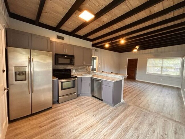 Foto del edificio - Renovated 2/1 Homestyle Duplex with 1 Car ...