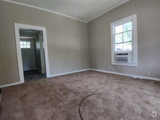 Building Photo - 207 E Poplar St
